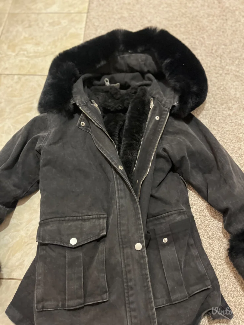 Crna ženska zimska jakna