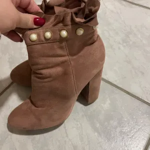 Čizma sa stiklom 39