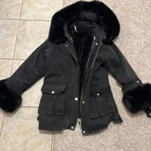 Crna ženska zimska jakna