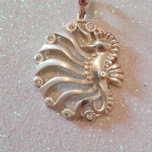 Srebrni privezak u obliku morskog konjića