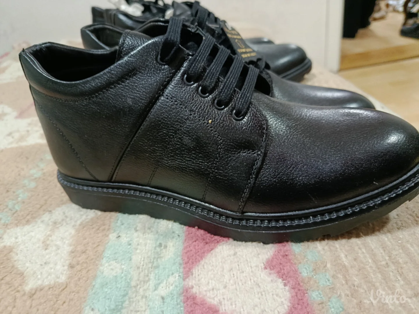 Postavljene tople cipele