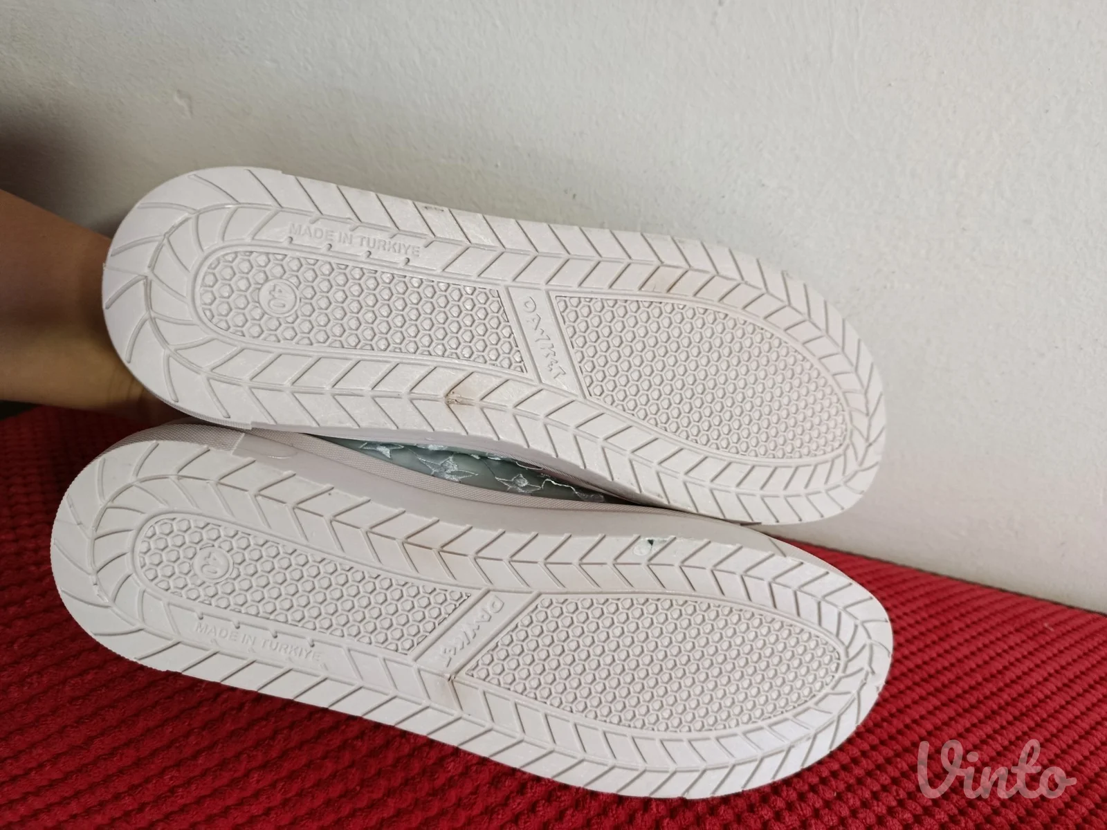Srebrne patike vel 40
