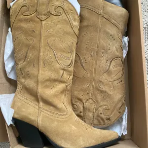 Zara kaubojske čizme