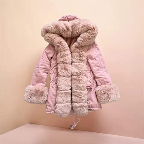 Roza parka sa bogatim krznom