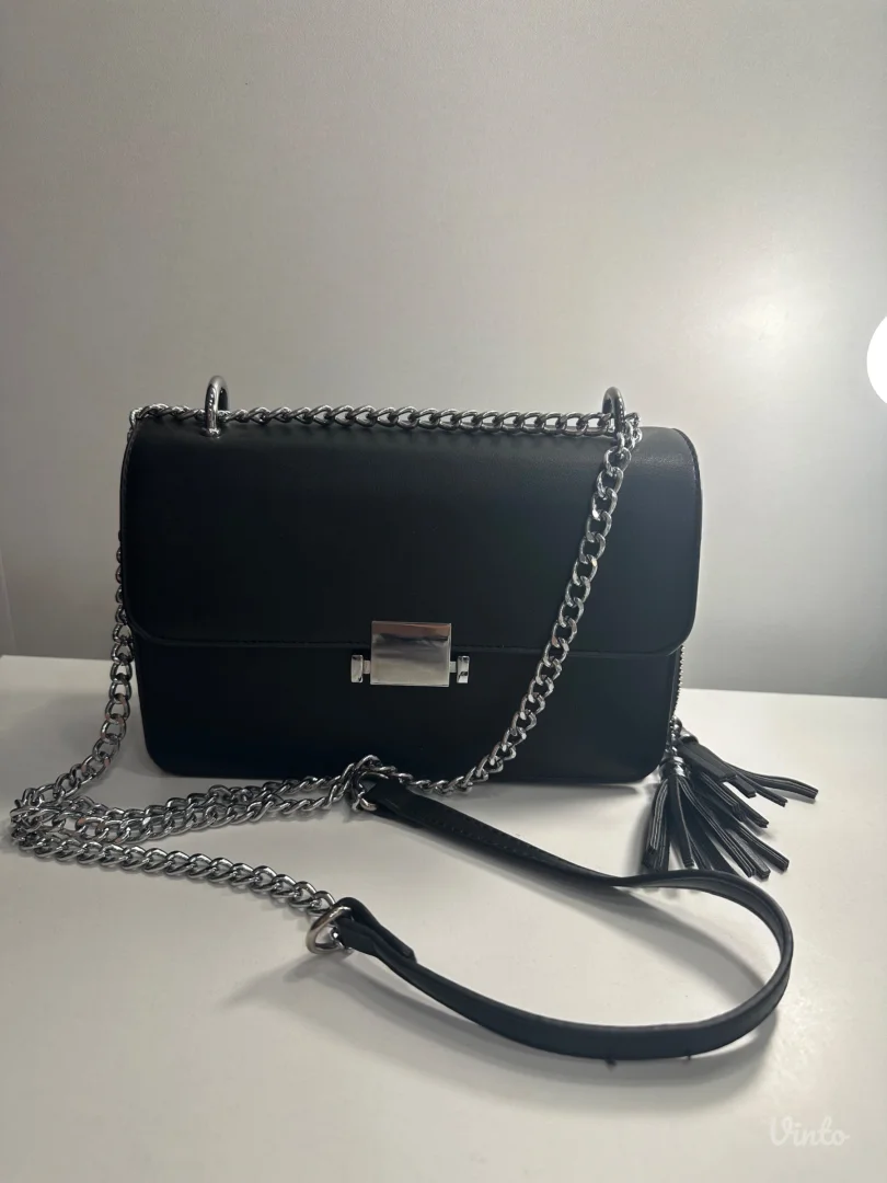 Crna ženska torbica