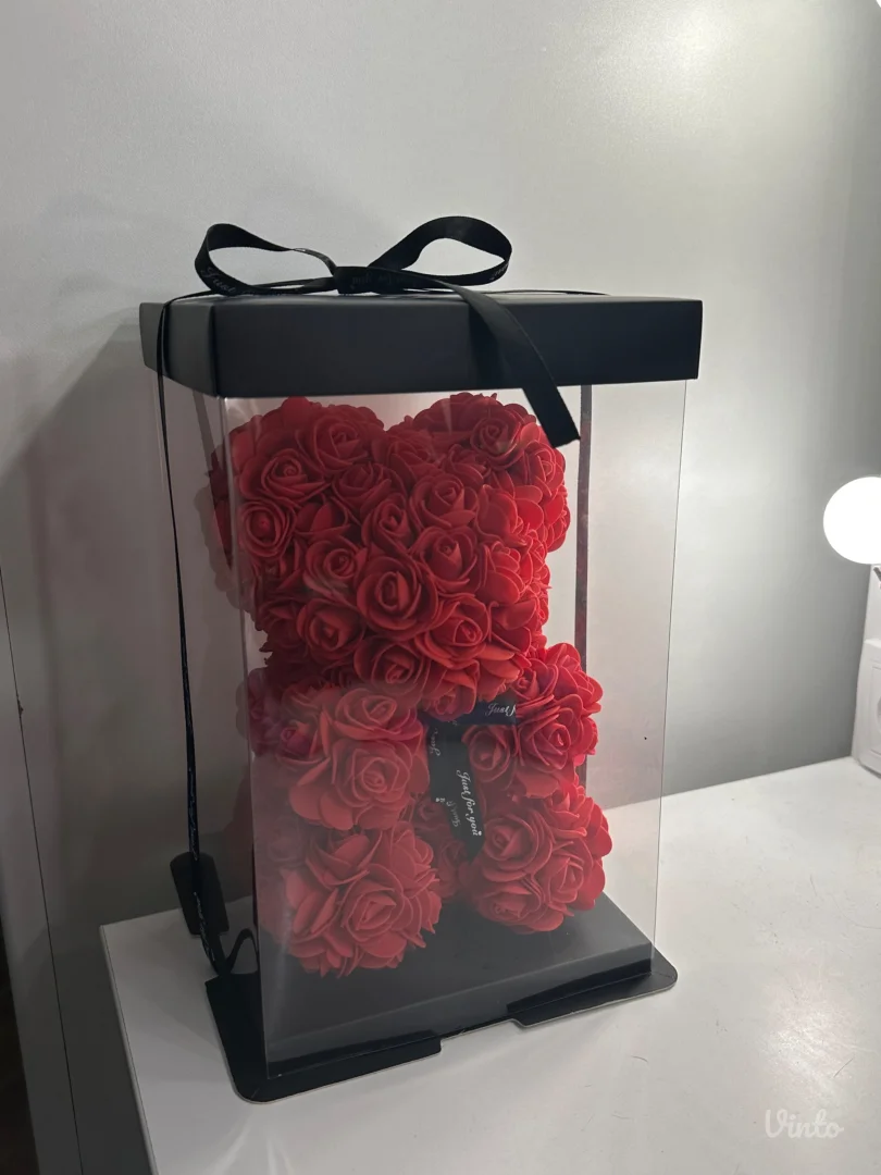 Ukrasni meda od ruza u kutiji