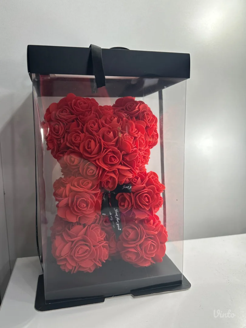 Ukrasni meda od ruza u kutiji