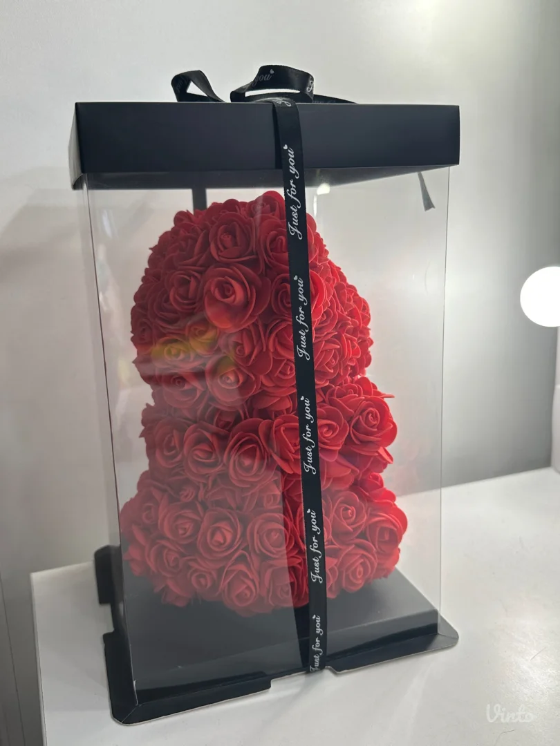 Ukrasni meda od ruza u kutiji