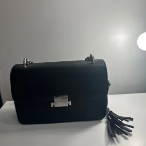 Crna ženska torbica