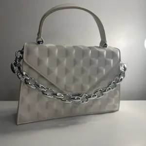 Bela ženska torbica