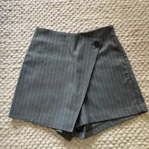 Skort, Caliope sivi vel. S