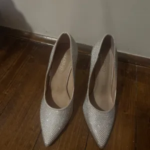 METRO stikle sa cirkonima 38