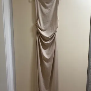 Bež duga haljina