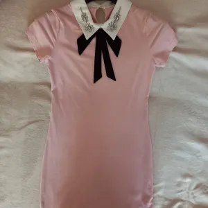 Roze haljina - uska, kratki rukav