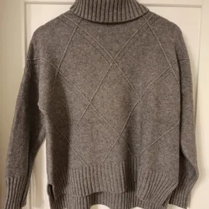 Siva debela rolka-džemper