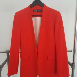 ZARA ženski sako koralne boje