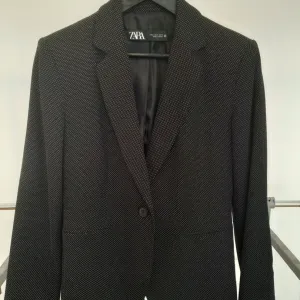 ZARA crni ženski sako na tufnice