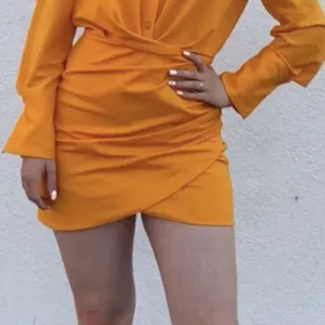 Zara narandzasta haljina