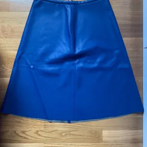 Zara suknja L velicina