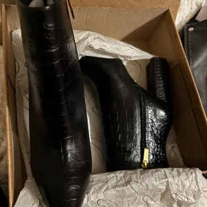 Carrano čizme na štiklu 38