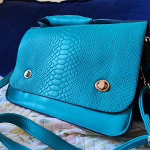 Tirkizna ženska torba sa dugim kaišem