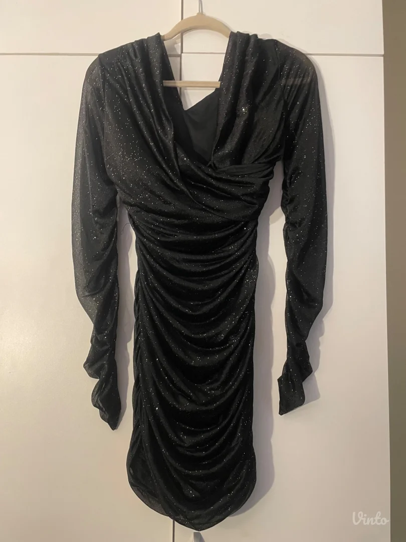 Crna sljokicasta haljina