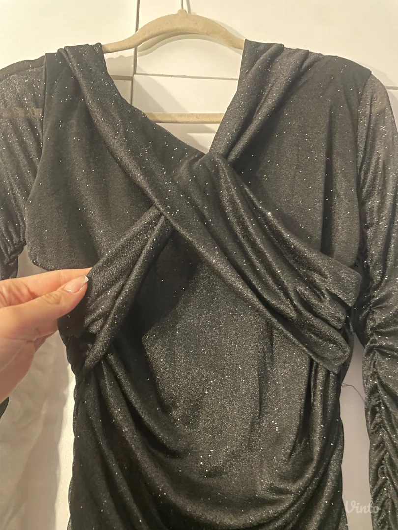 Crna sljokicasta haljina