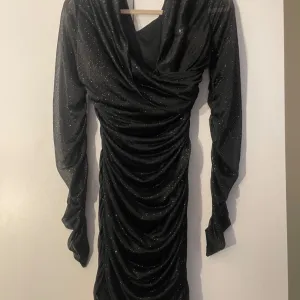 Crna sljokicasta haljina