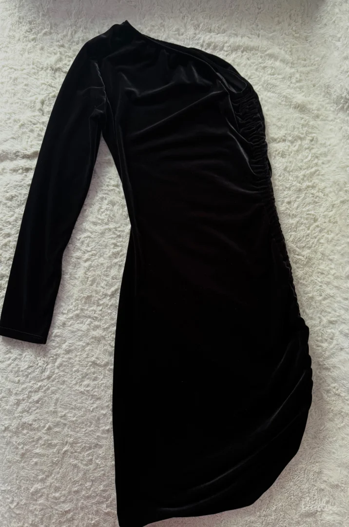 Crna plišana haljina