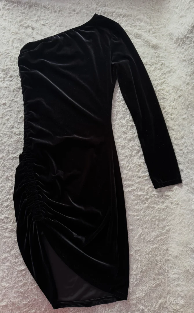 Crna plišana haljina