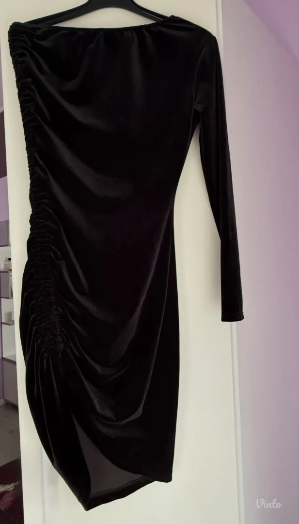 Crna plišana haljina