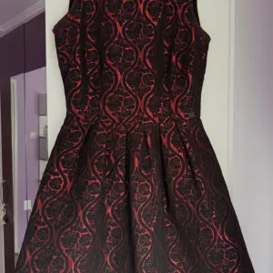 Elegantna crna-bordo haljina