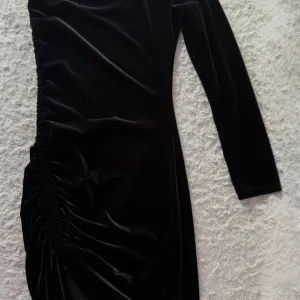 Crna plišana haljina