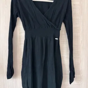 Trikotažna crna haljina