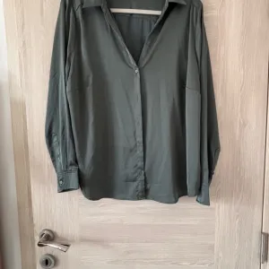 H&M svilena košulja