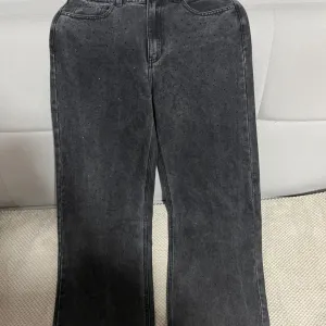 Sinsay - ženske farmerke sa cirkonima