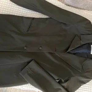 Elegantan ženski komplet - sako i pantalone