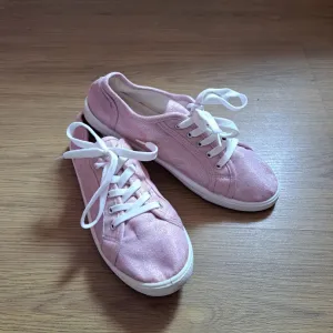 Roze patike sa sljkicama