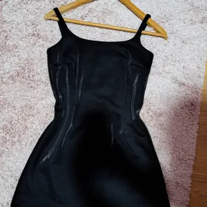 Crna zenska haljinica