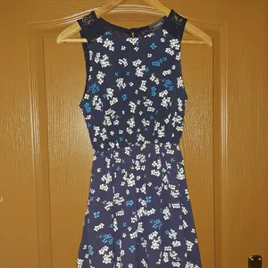 Teget haljina sa detaljima