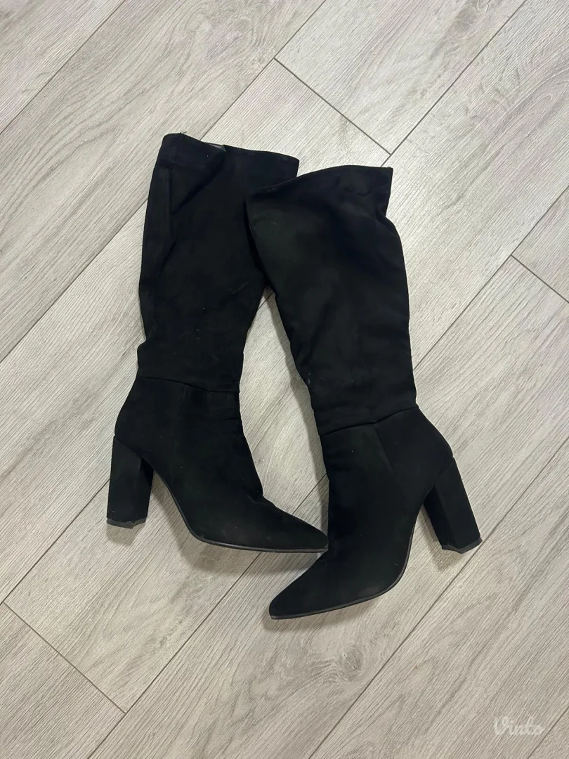 Crne čizme na štiklu