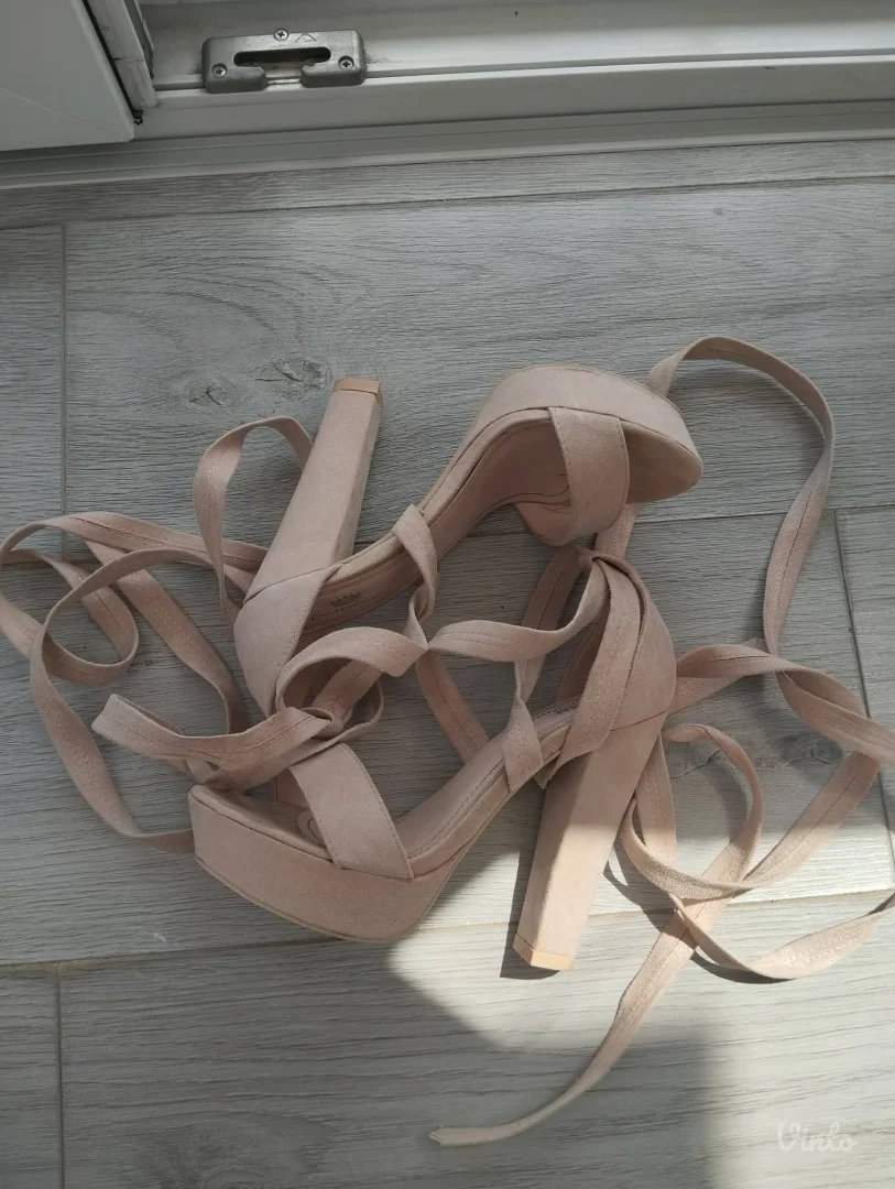 Sandale na pertlanje