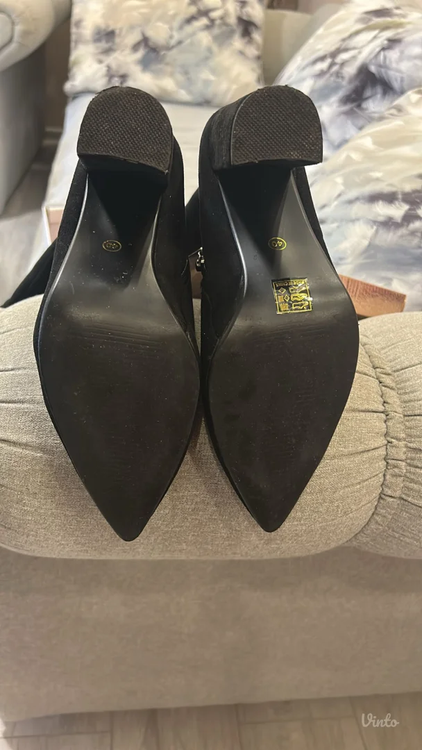 Crne čizme na štiklu