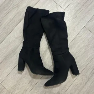 Crne čizme na štiklu