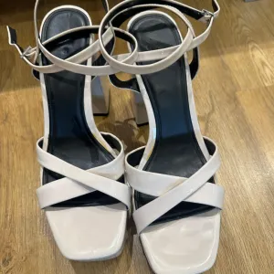 Zara bele sandale