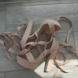 Sandale na pertlanje