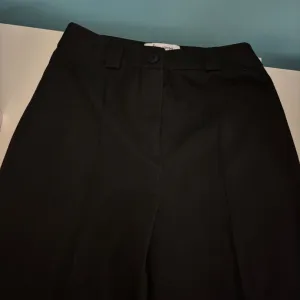 Crne pantalone na ivicu, dublji struk – KOTON, vel. 36