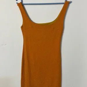 Narandžasta haljina