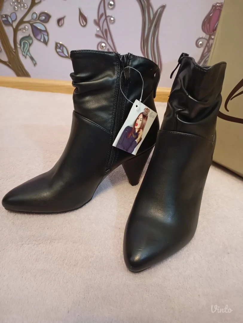 Kratke cizmice na stiklu