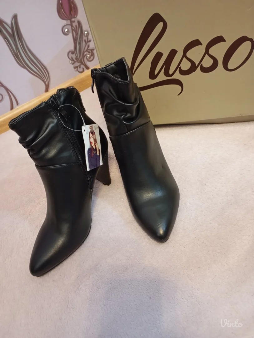 Kratke cizmice na stiklu